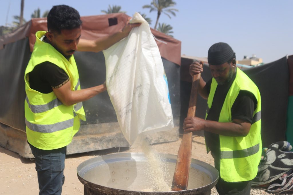 Gambar proses persiapan dan penyaluran buka puasa di Khan Yunis, Palestina