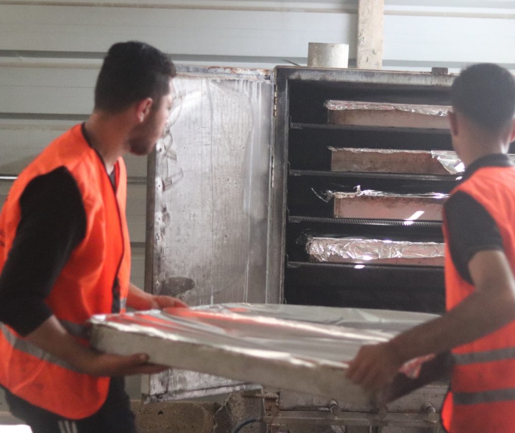 Gambar proses persiapan dan penyaluran buka puasa di Khan Yunis, Palestina