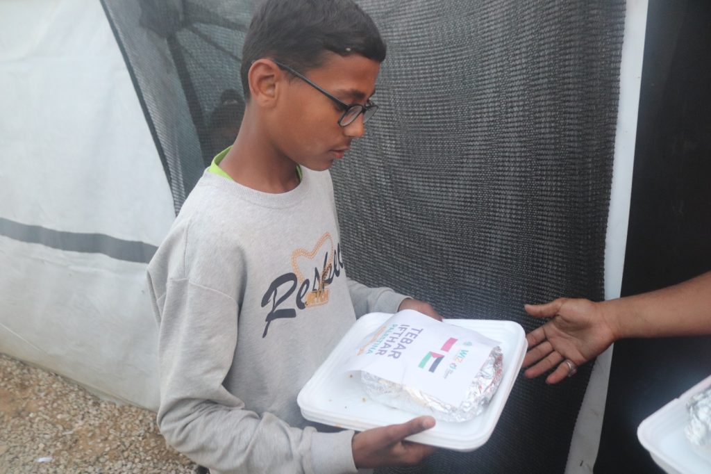 Gambar proses persiapan dan penyaluran buka puasa di Khan Yunis, Palestina