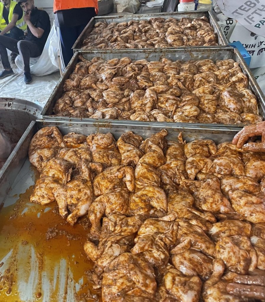 Gambar proses persiapan dan penyaluran buka puasa di Khan Yunis, Palestina