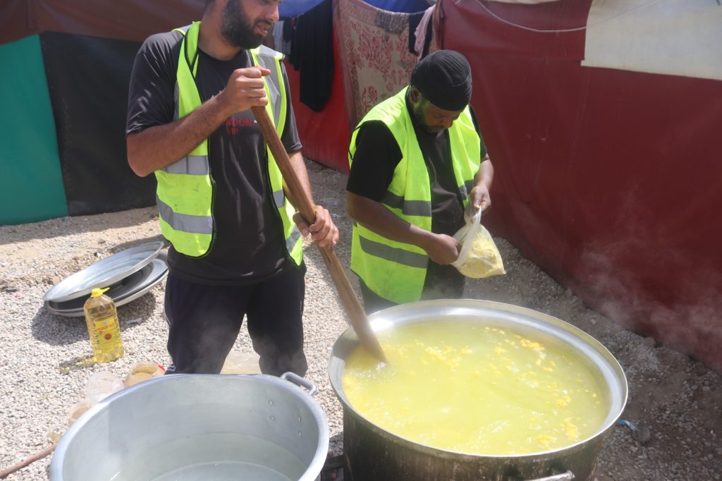Gambar proses persiapan dan penyaluran buka puasa di Khan Yunis, Palestina