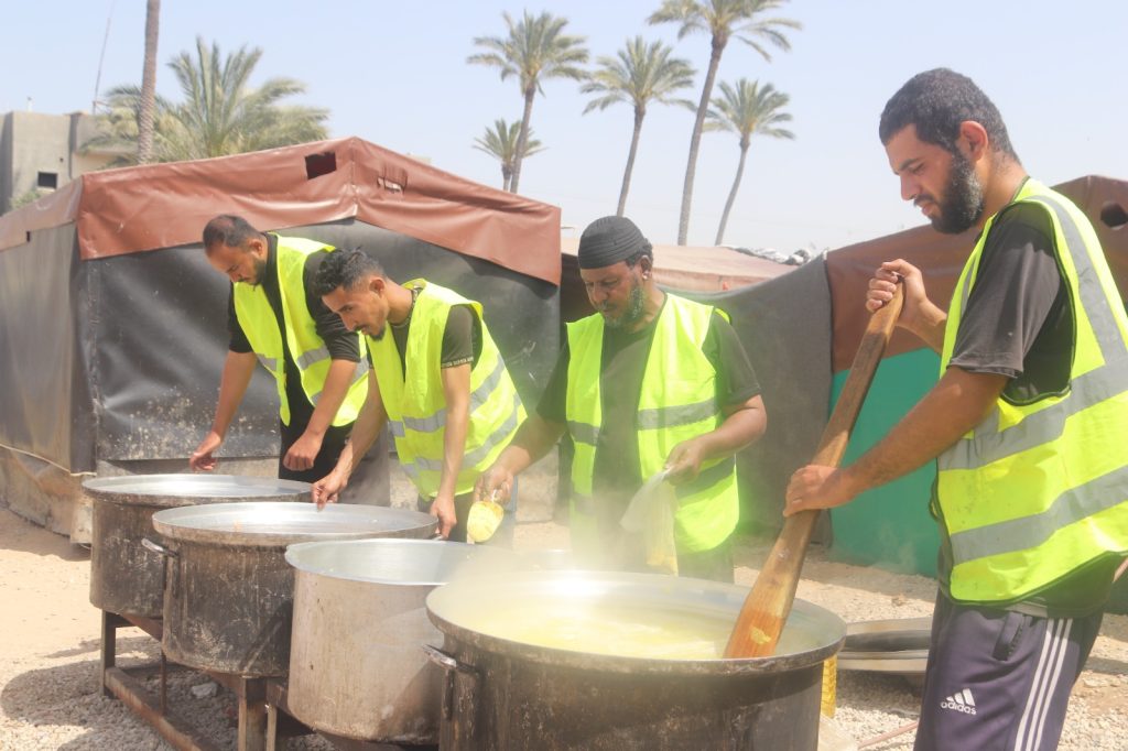 Gambar proses persiapan dan penyaluran buka puasa di Khan Yunis, Palestina