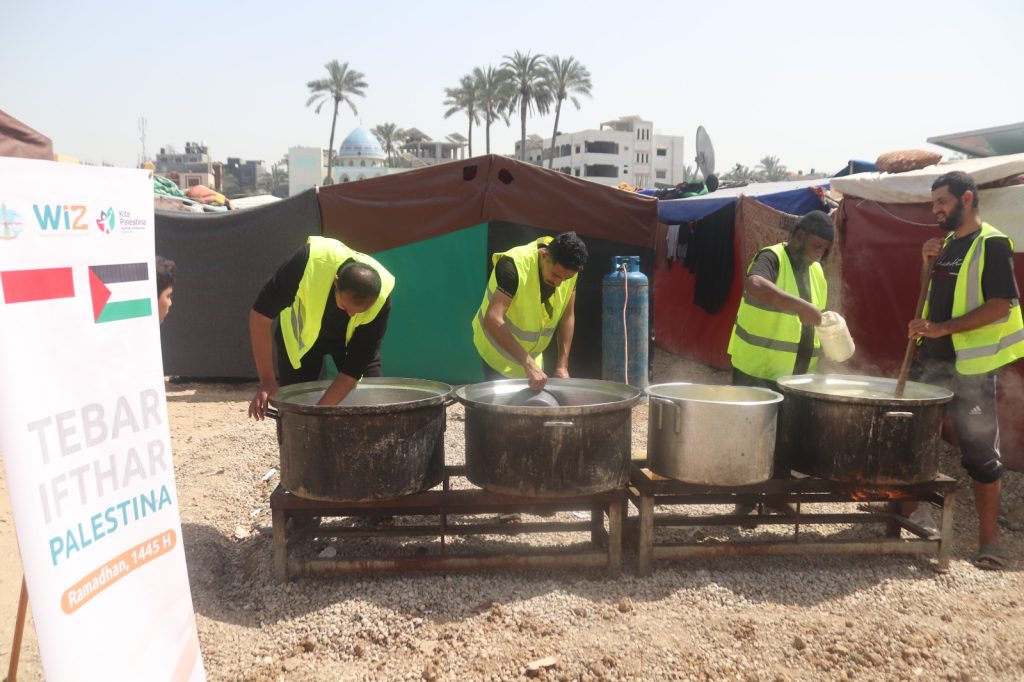 Gambar proses persiapan dan penyaluran buka puasa di Khan Yunis, Palestina