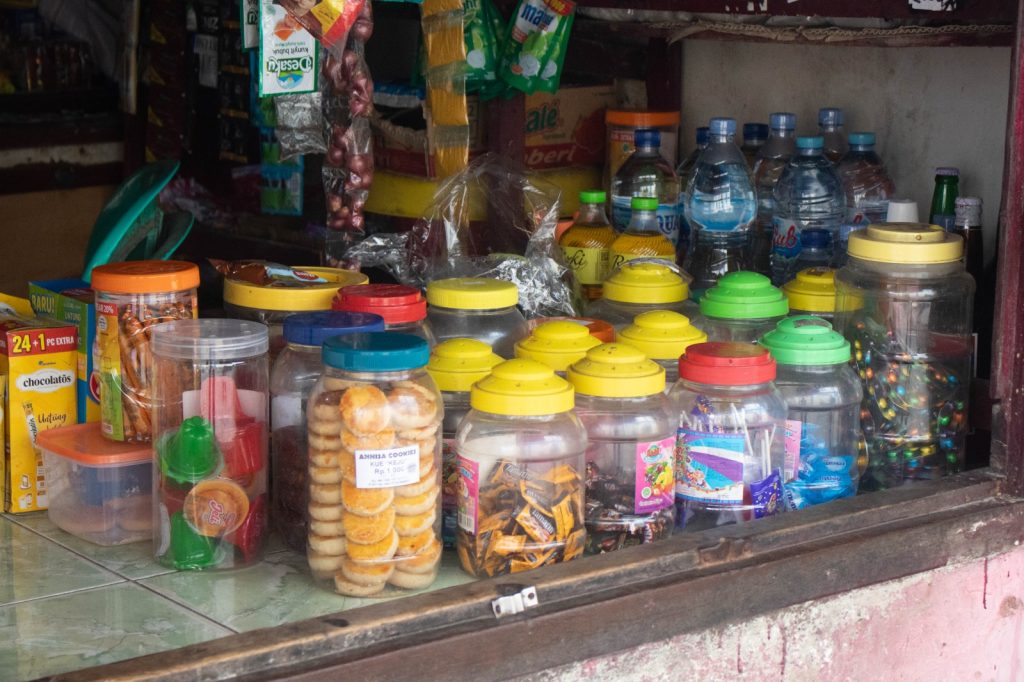 Gambar penyaluran bantuan modal usaha kepada Bu Nur Lailah