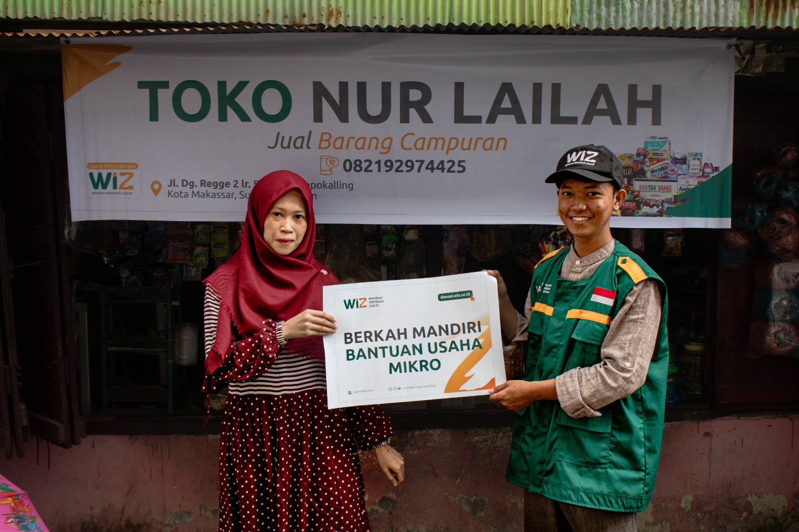 Gambar penyaluran bantuan modal usaha kepada Bu Nur Lailah