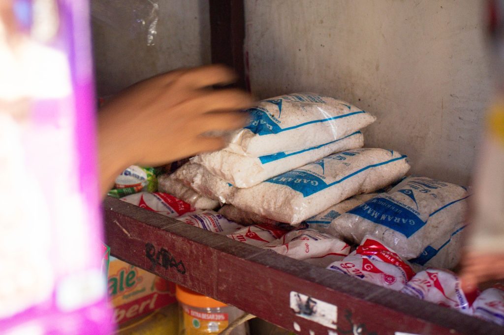 Gambar penyaluran bantuan modal usaha kepada Bu Nur Lailah