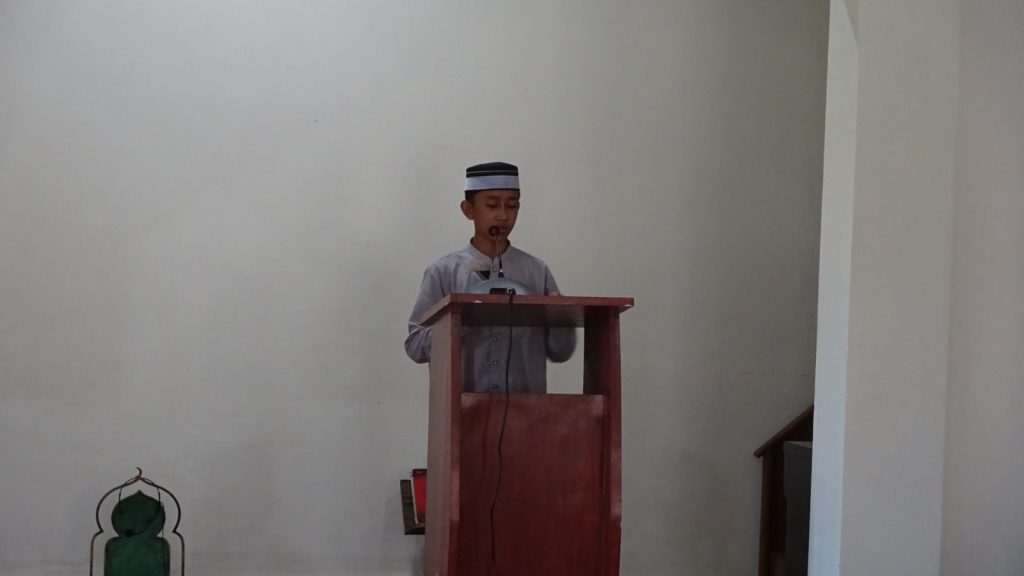 Gambar penyaluran bantuan Al-Qur'an kepada santri Pondok Pesantren Wahdah Islamiyah Takalar, Sulawesi Selatan