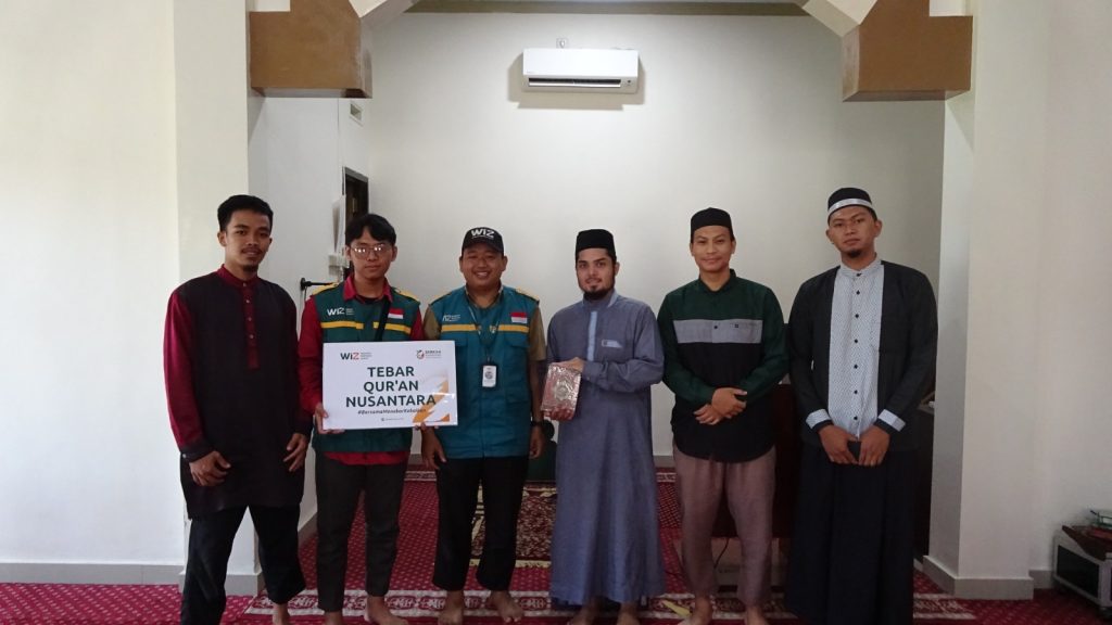 Gambar penyaluran bantuan Al-Qur'an kepada santri Pondok Pesantren Wahdah Islamiyah Takalar, Sulawesi Selatan