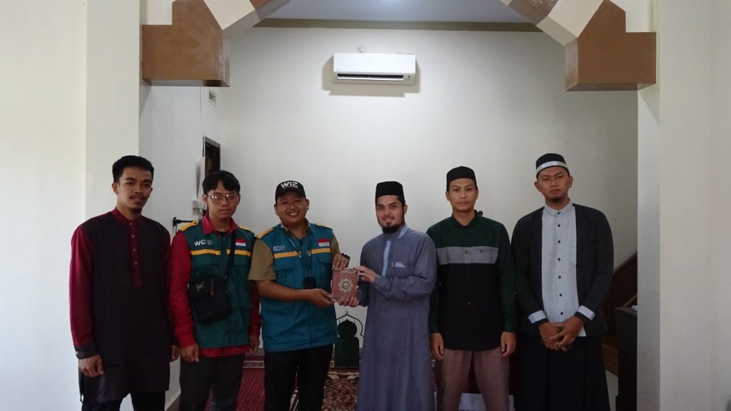 Gambar penyaluran bantuan Al-Qur'an kepada santri Pondok Pesantren Wahdah Islamiyah Takalar, Sulawesi Selatan