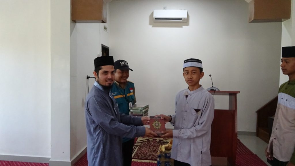 Gambar penyaluran bantuan Al-Qur'an kepada santri Pondok Pesantren Wahdah Islamiyah Takalar, Sulawesi Selatan