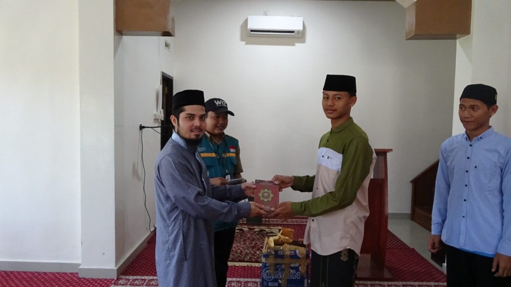 Gambar penyaluran bantuan Al-Qur'an kepada santri Pondok Pesantren Wahdah Islamiyah Takalar, Sulawesi Selatan
