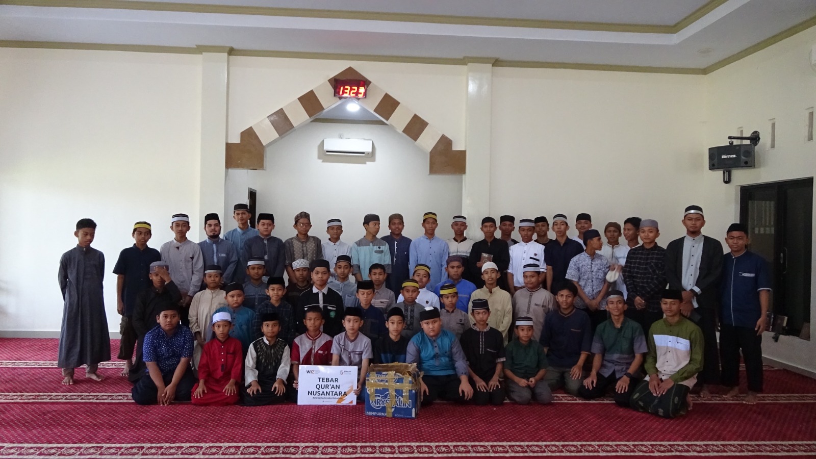 Gambar penyaluran bantuan Al-Qur'an kepada santri Pondok Pesantren Wahdah Islamiyah Takalar, Sulawesi Selatan