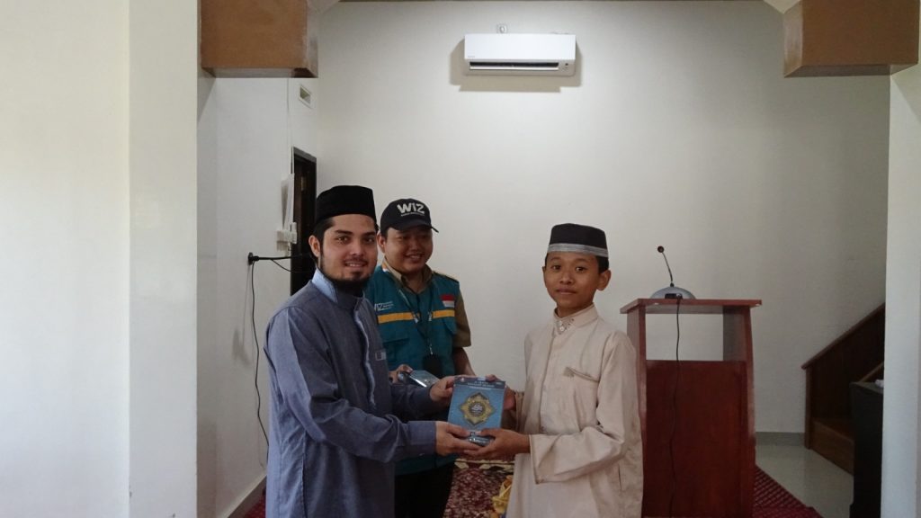 Gambar penyaluran bantuan Al-Qur'an kepada santri Pondok Pesantren Wahdah Islamiyah Takalar, Sulawesi Selatan