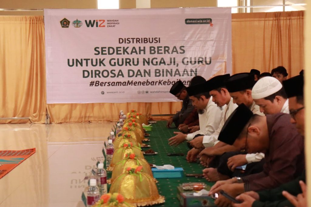 Gambar penyaluran bantuan beras untuk guru ngaji di Makassar, Sulawesi Selatan.