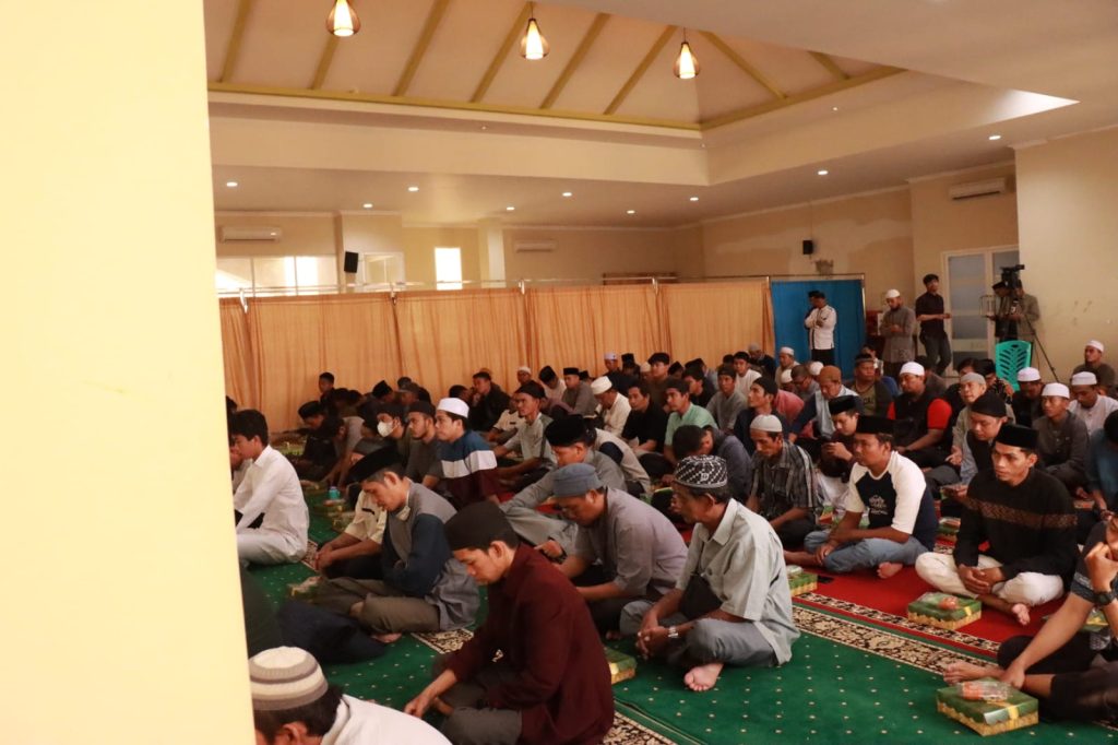 Gambar penyaluran bantuan beras untuk guru ngaji di Makassar, Sulawesi Selatan.