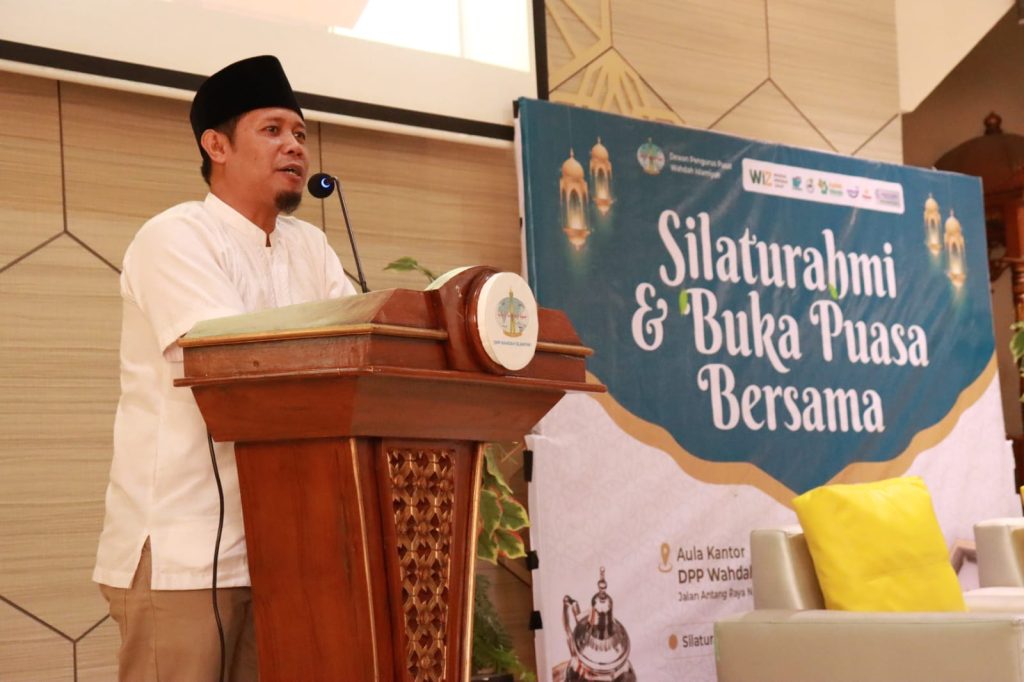 Gambar penyaluran bantuan beras untuk guru ngaji di Makassar, Sulawesi Selatan.