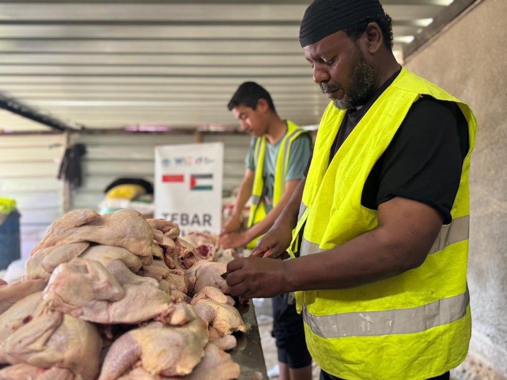 Gambar penyaluran paket buka puasa untuk warga Khan Yunis, Palestina