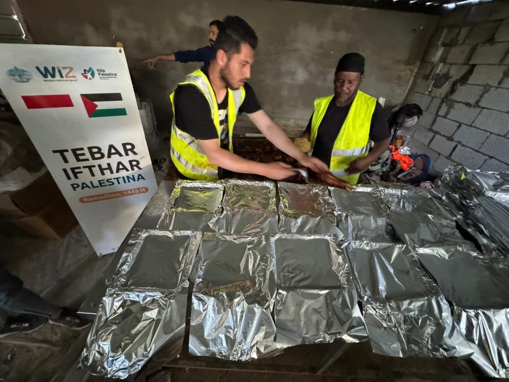 Gambar penyaluran paket buka puasa untuk warga Khan Yunis, Palestina