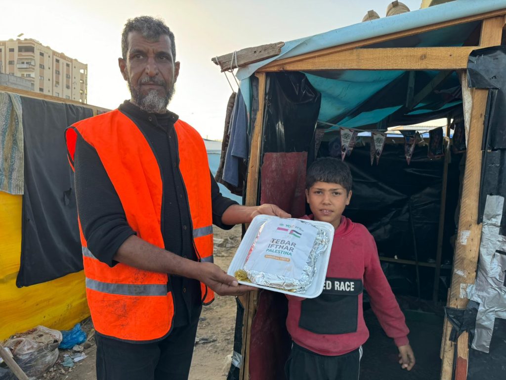 Gambar penyaluran paket buka puasa untuk warga Khan Yunis, Palestina