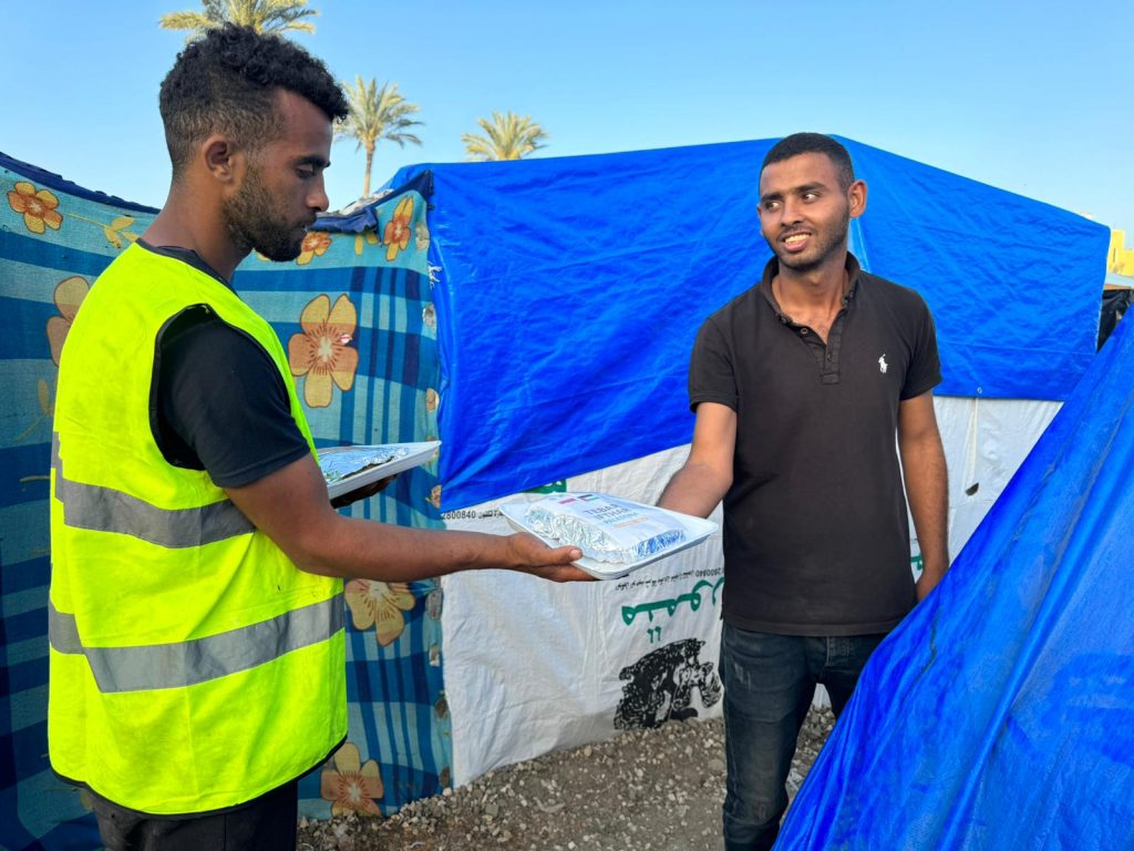 Gambar penyaluran paket buka puasa untuk warga Khan Yunis, Palestina