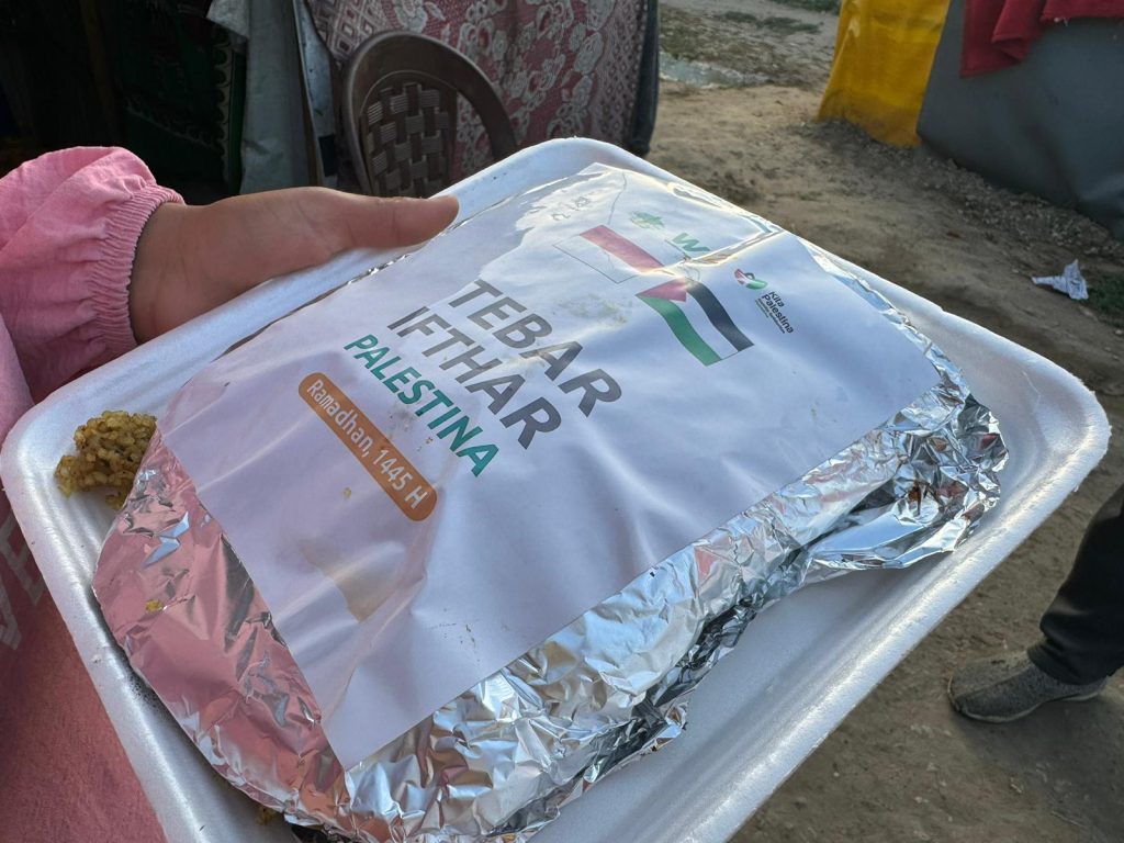 Gambar penyaluran paket buka puasa untuk warga Khan Yunis, Palestina
