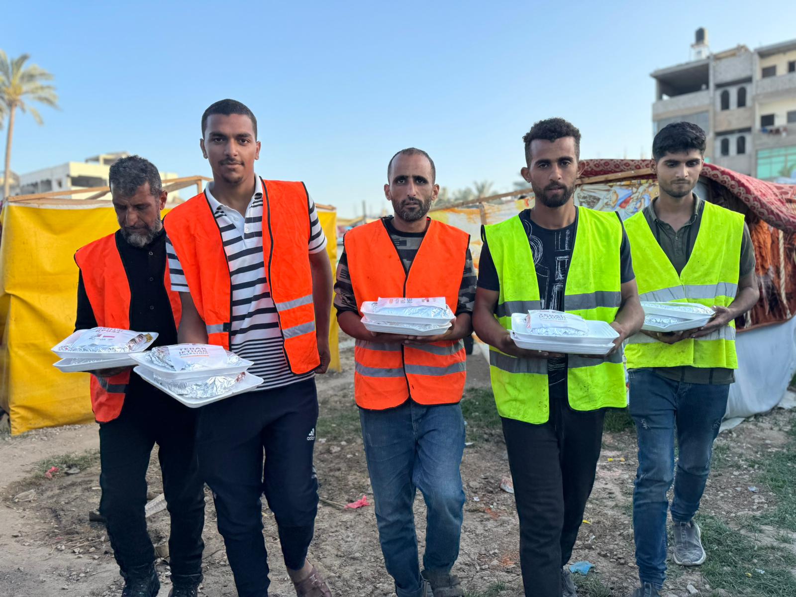 Gambar penyaluran paket buka puasa untuk warga Khan Yunis, Palestina