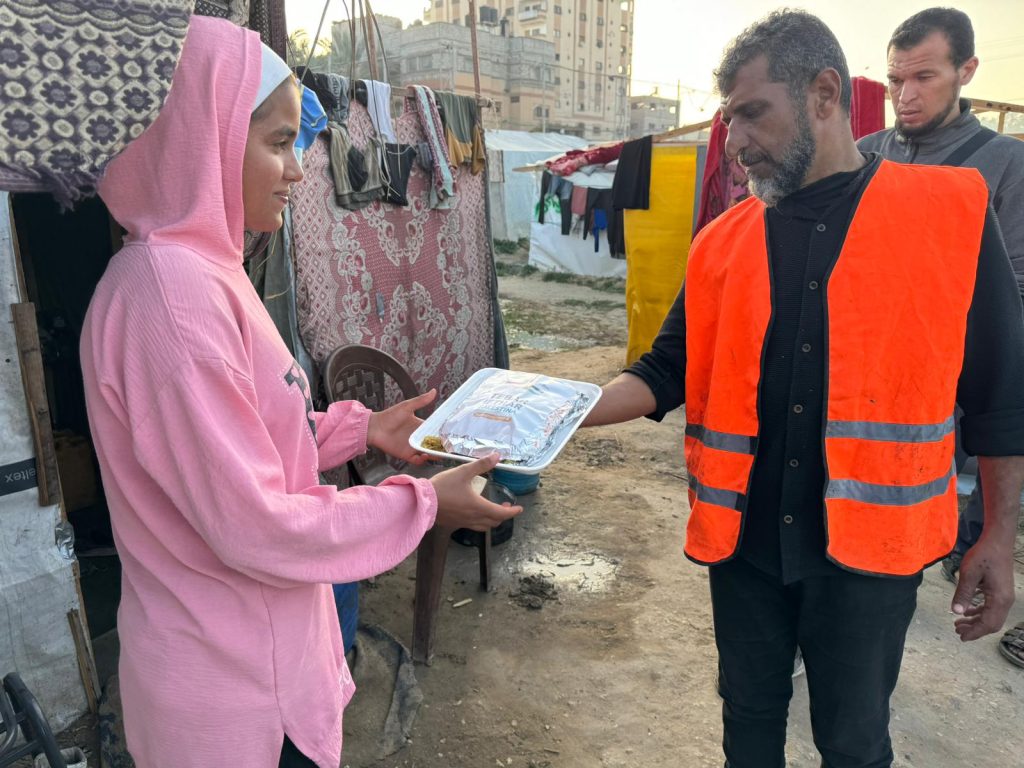 Gambar penyaluran paket buka puasa untuk warga Khan Yunis, Palestina