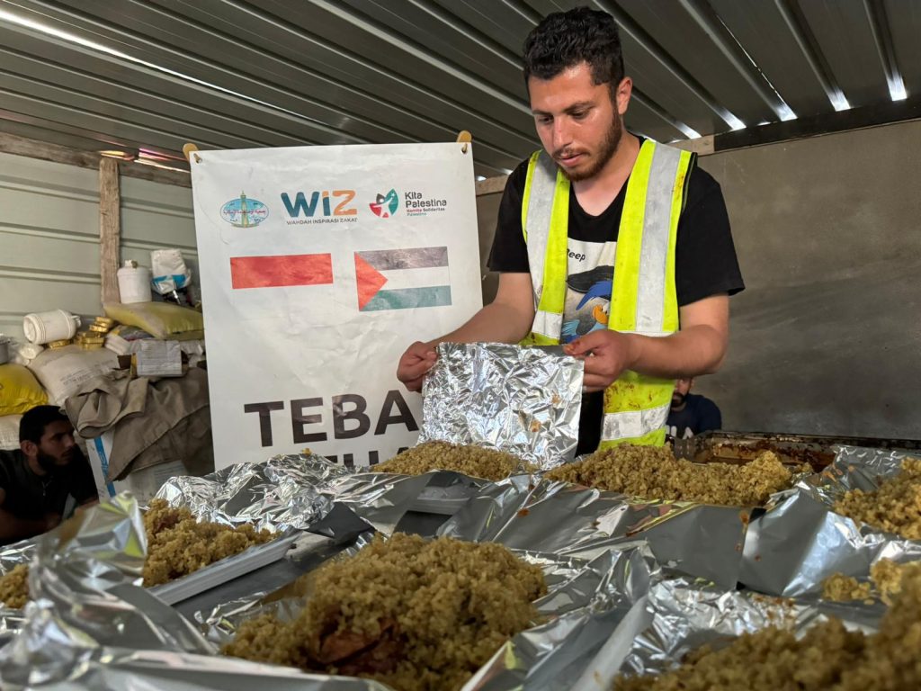 Gambar penyaluran paket buka puasa untuk warga Khan Yunis, Palestina