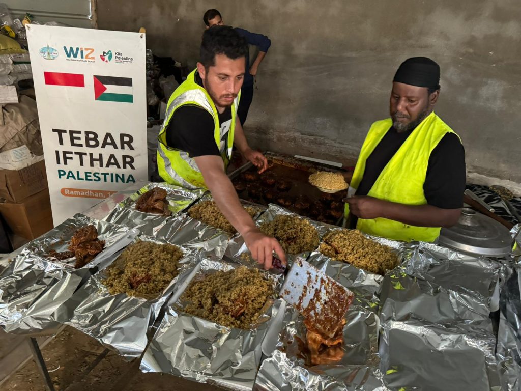 Gambar penyaluran paket buka puasa untuk warga Khan Yunis, Palestina