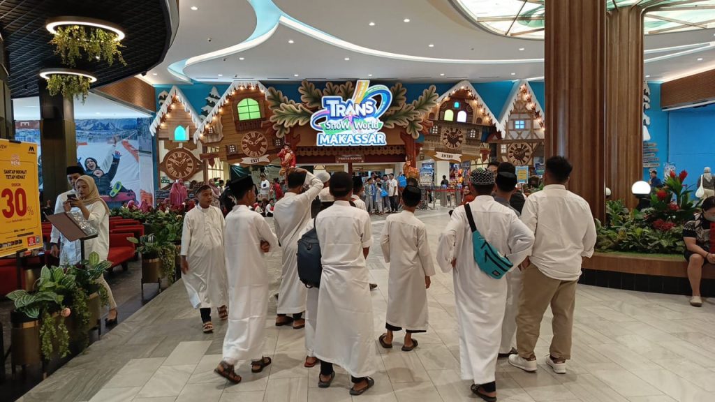 Gambar anak-anak yatim saat bermain di wahana es Trans Snow World dan berbuka puasa.