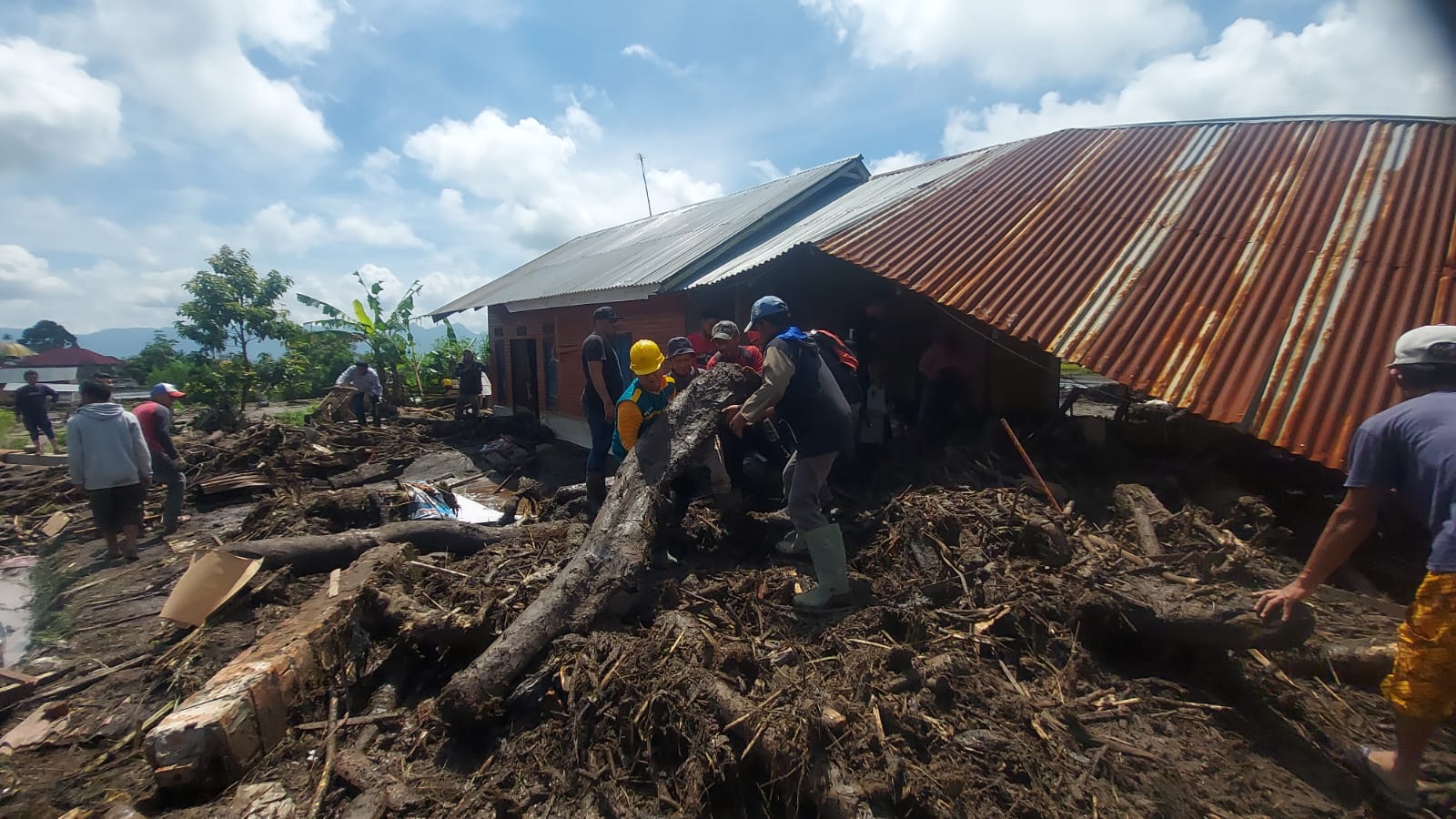 Relawan WIZ dan Wahdah Peduli Bersihkan Rumah Warga di Bukik Batabuah