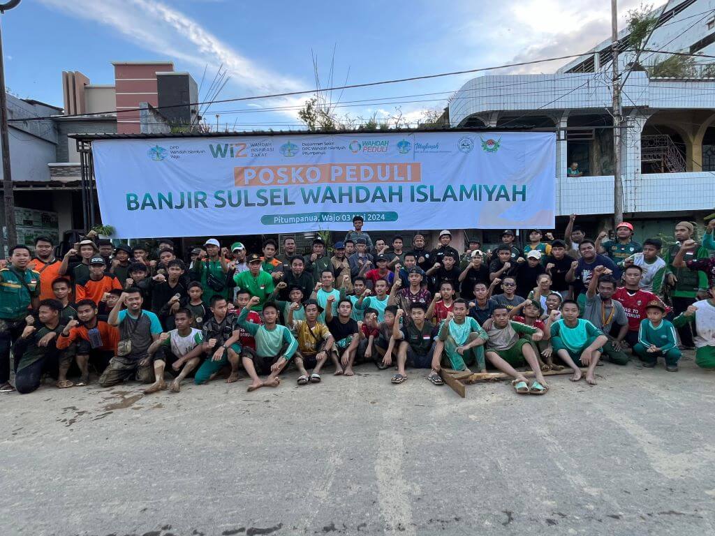 Santri wahdah islamiyah wajo - relawan peduli banjir