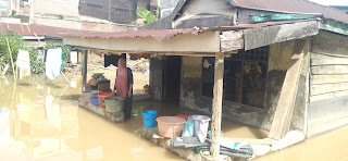 rumah lansia terkurung banjir - wajo