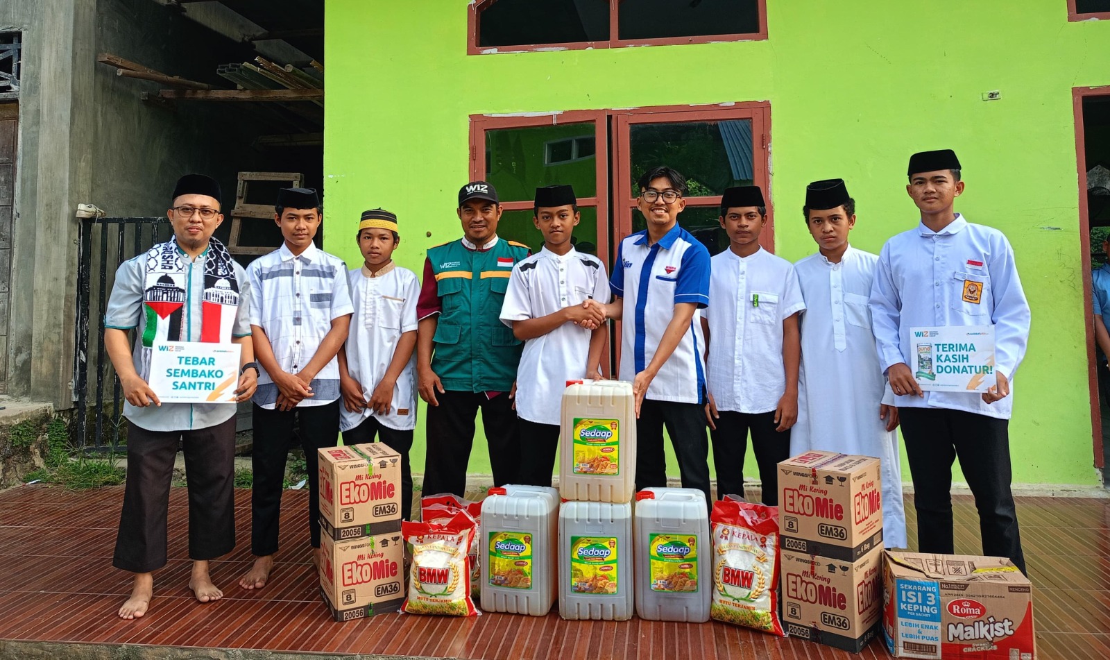 Momentum Zulhijah, Laznas WIZ dan PT KAC Wings Kolaborasi Salurkan Ratusan Liter Minyak Goreng ke Panti Asuhan dan Pondok Pesantren di Kolaka