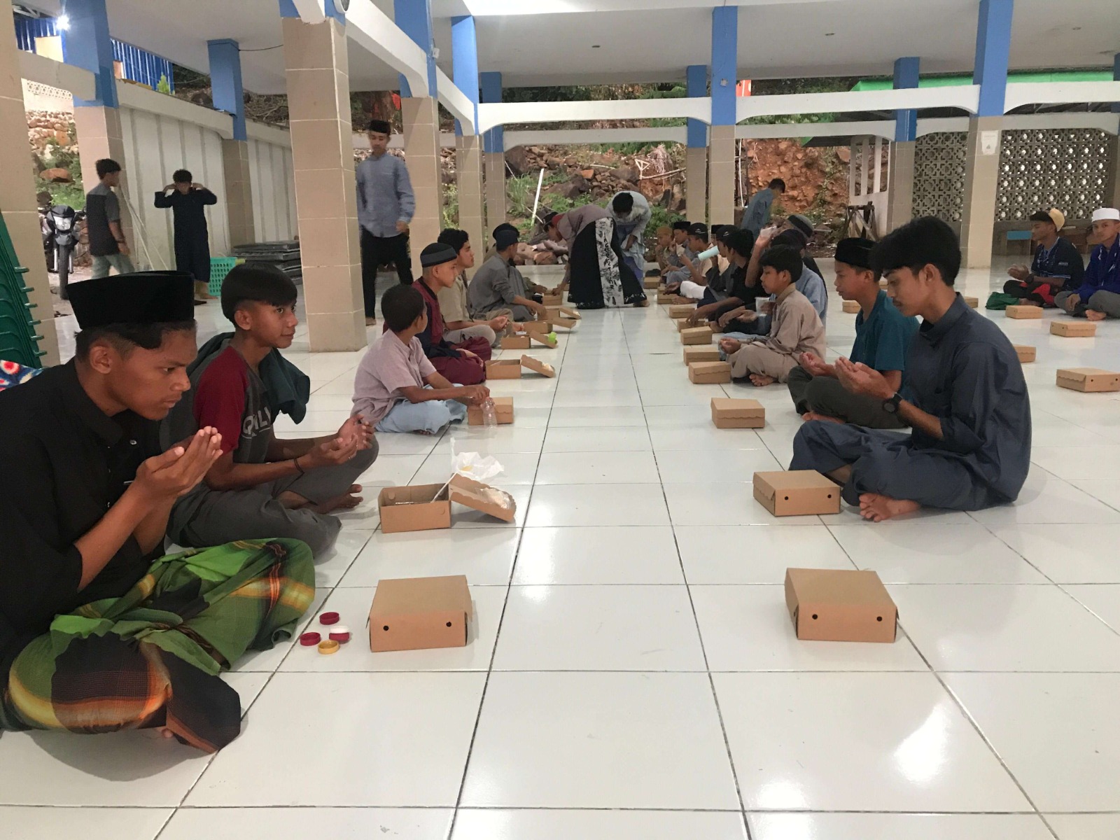 200 Paket Buka Puasa Asyura untuk Santri Penghafal Al-Qur'an di Makassar