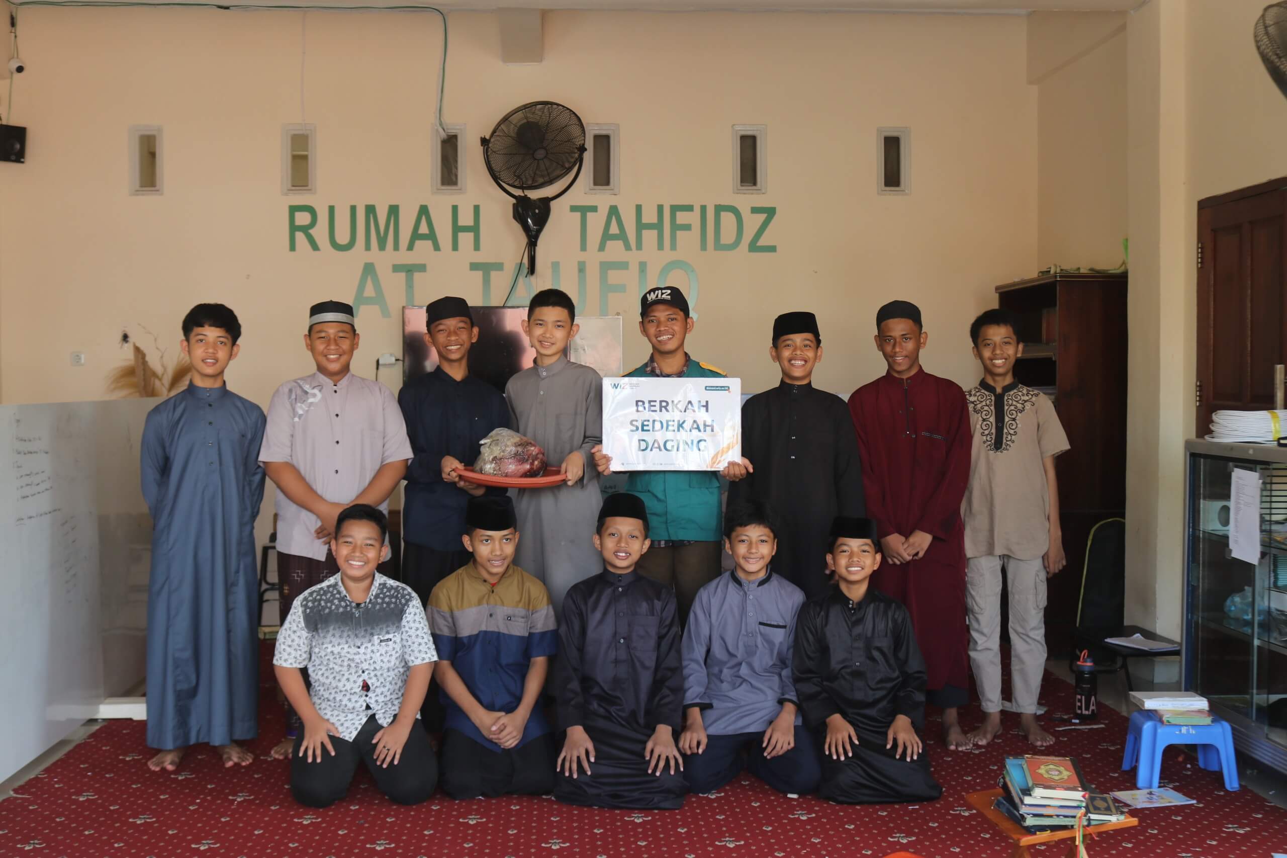 WIZ Bagikan Daging Qurban untuk Santri di Tiga Ponpes Makassar dan Gowa