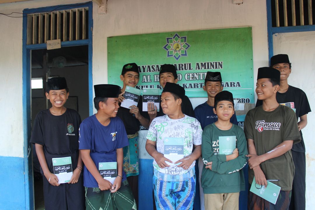 Dukung Pendidikan Gratis, WIZ Sumbang Buku Ajar untuk Ponpes Darul Aminin
