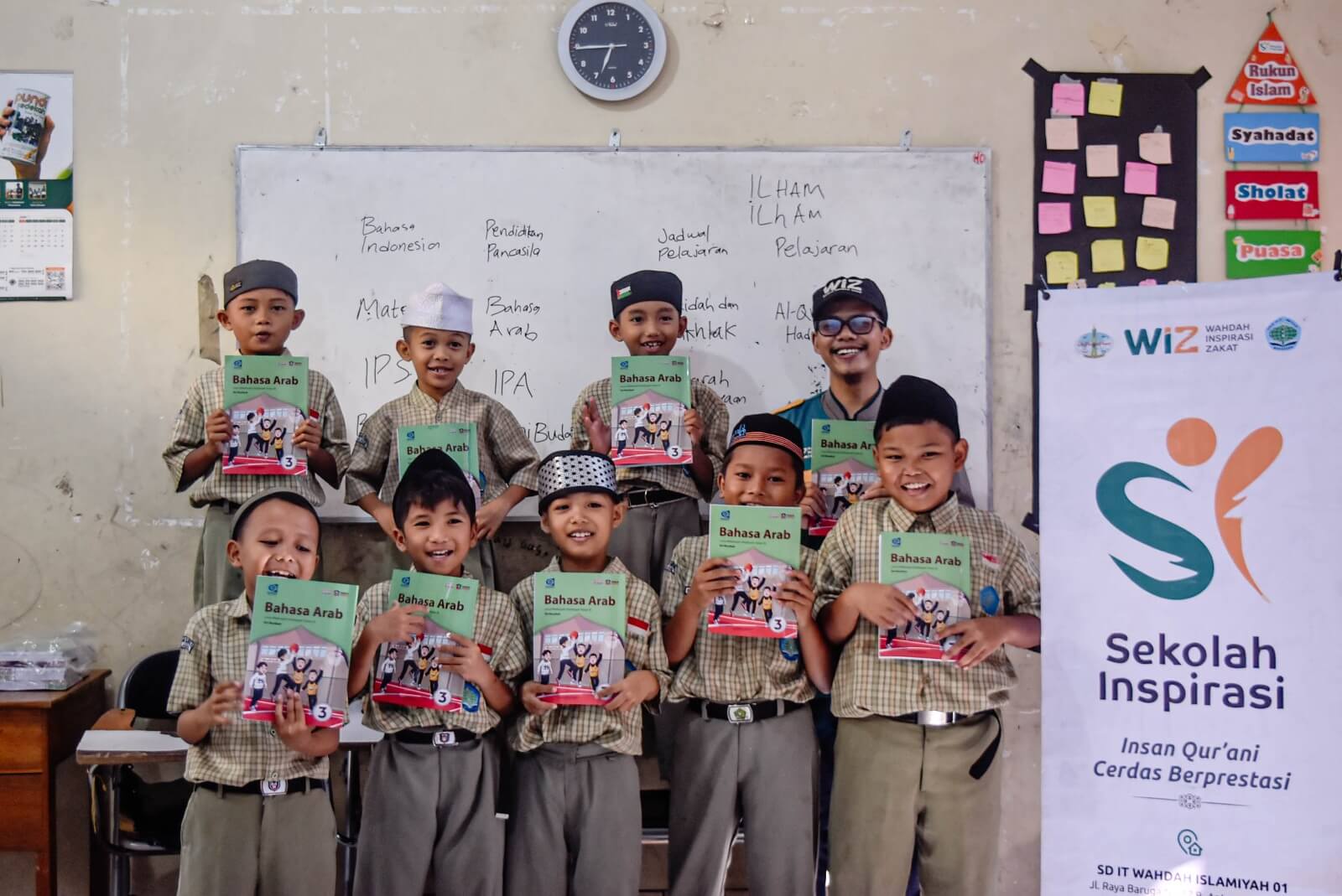 Relawan WIZ Salurkan Buku Paket Bahasa Arab ke Sekolah Inspirasi