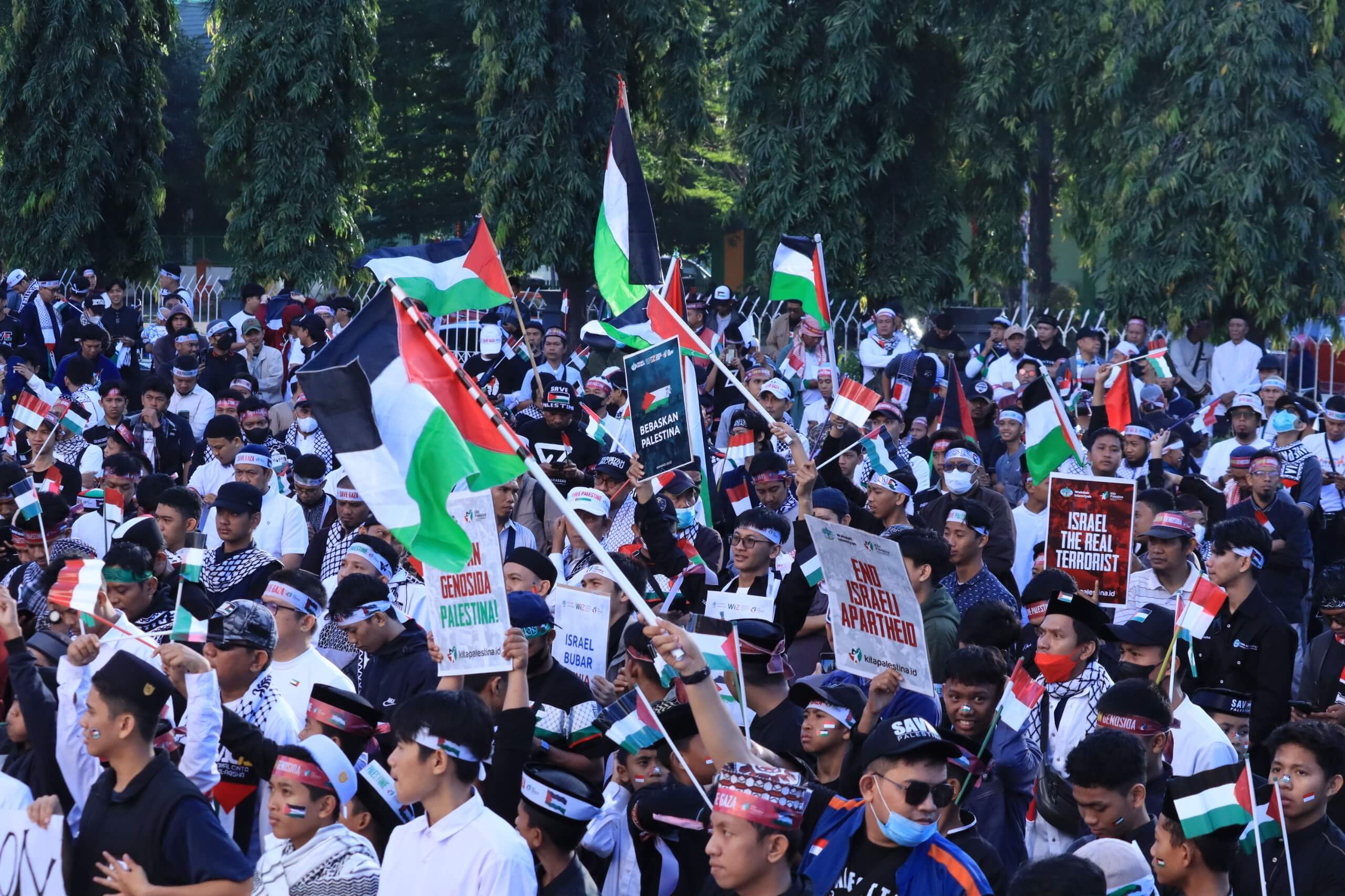 Ribuan Warga Makassar Ramaikan Aksi Dukungan untuk Gaza dan Palestina di Monumen Mandala