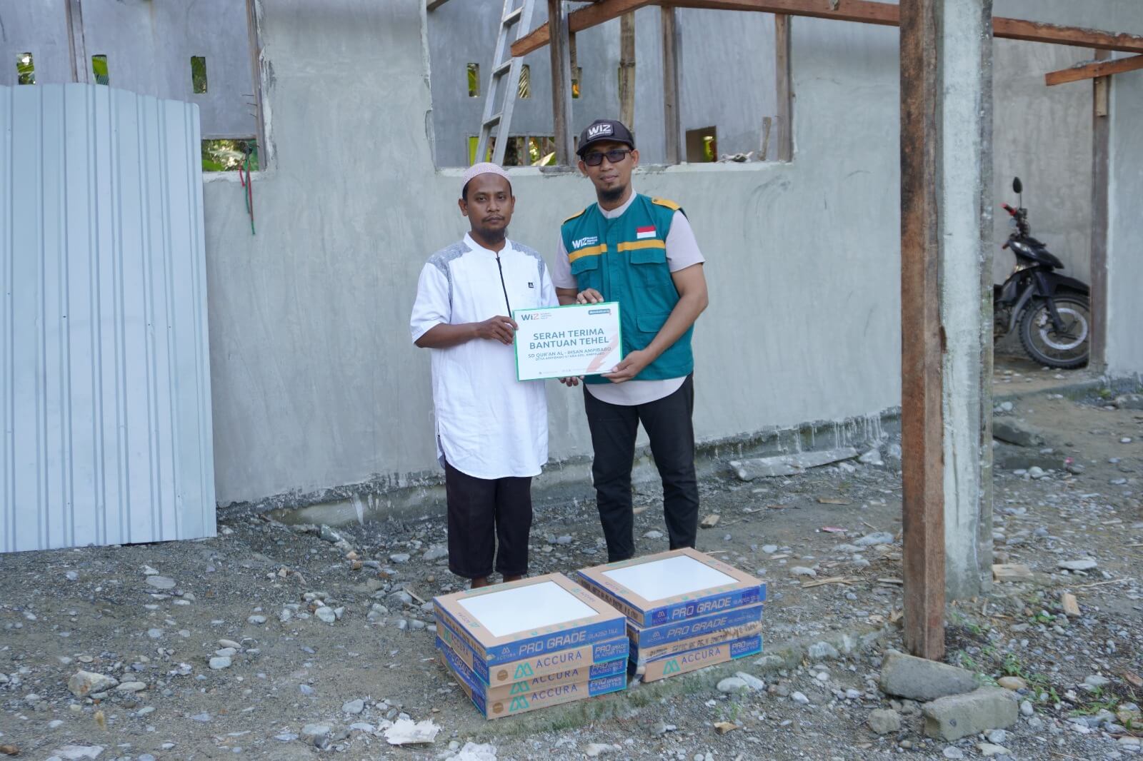 WIZ Salurkan Bantuan Ubin untuk Pembangunan RKB SD Qur'an Ampibabo