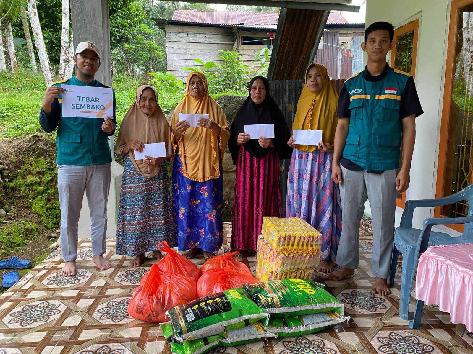 WIZ Salurkan Paket Sembako untuk Masyarakat Kurang Mampu di Desa Sangiasseri