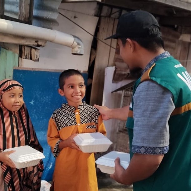 Jumat Berkah, WIZ Kolaka Berbagi Makanan Gratis bagi Masyarakat Dhuafa