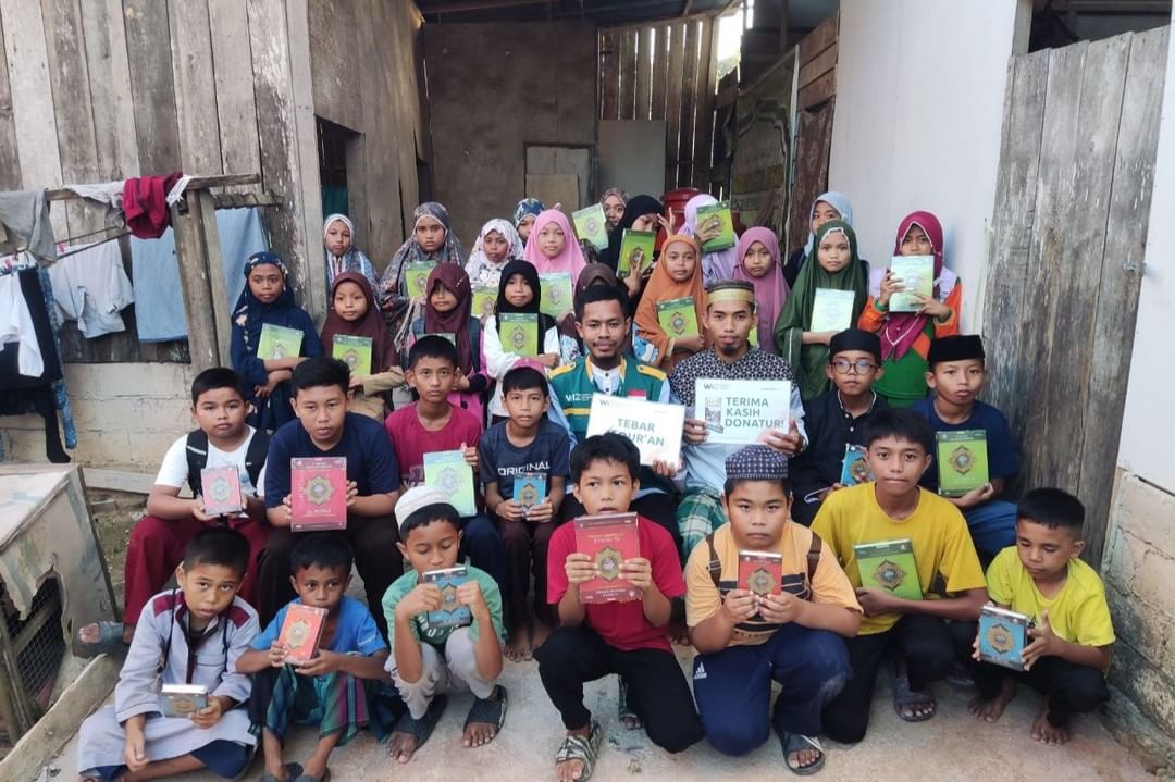 Santri Markaz Quran An Nur Kendari Gembira Dapat Mushaf Al-Qur'an dari WIZ