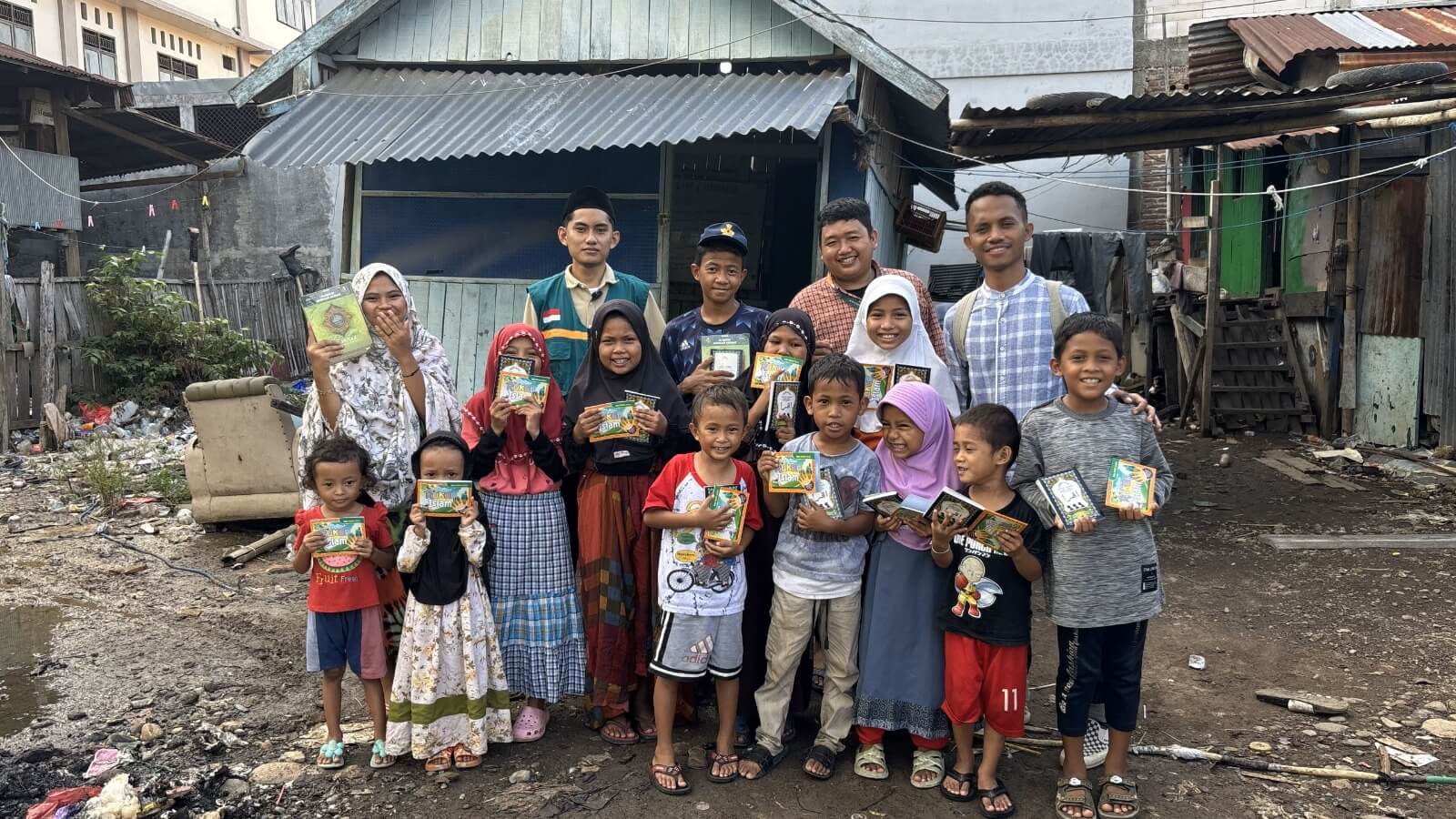 WIZ Bagikan Al-Qur'an dan Buku Islami di TPA Pencinta Anak Jalanan Makassar