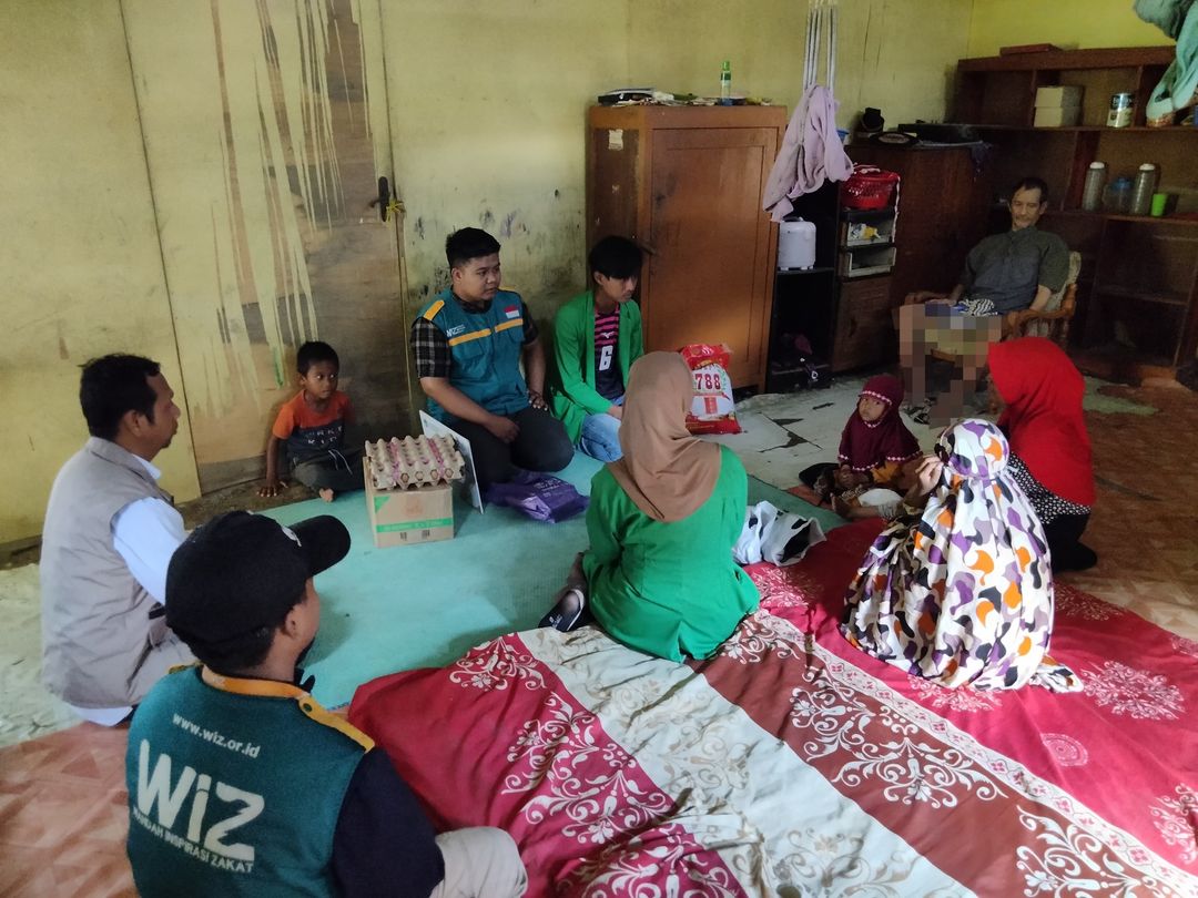 WIZ Bone Salurkan Bantuan untuk Korban Stroke di Desa Melle, Barebbo