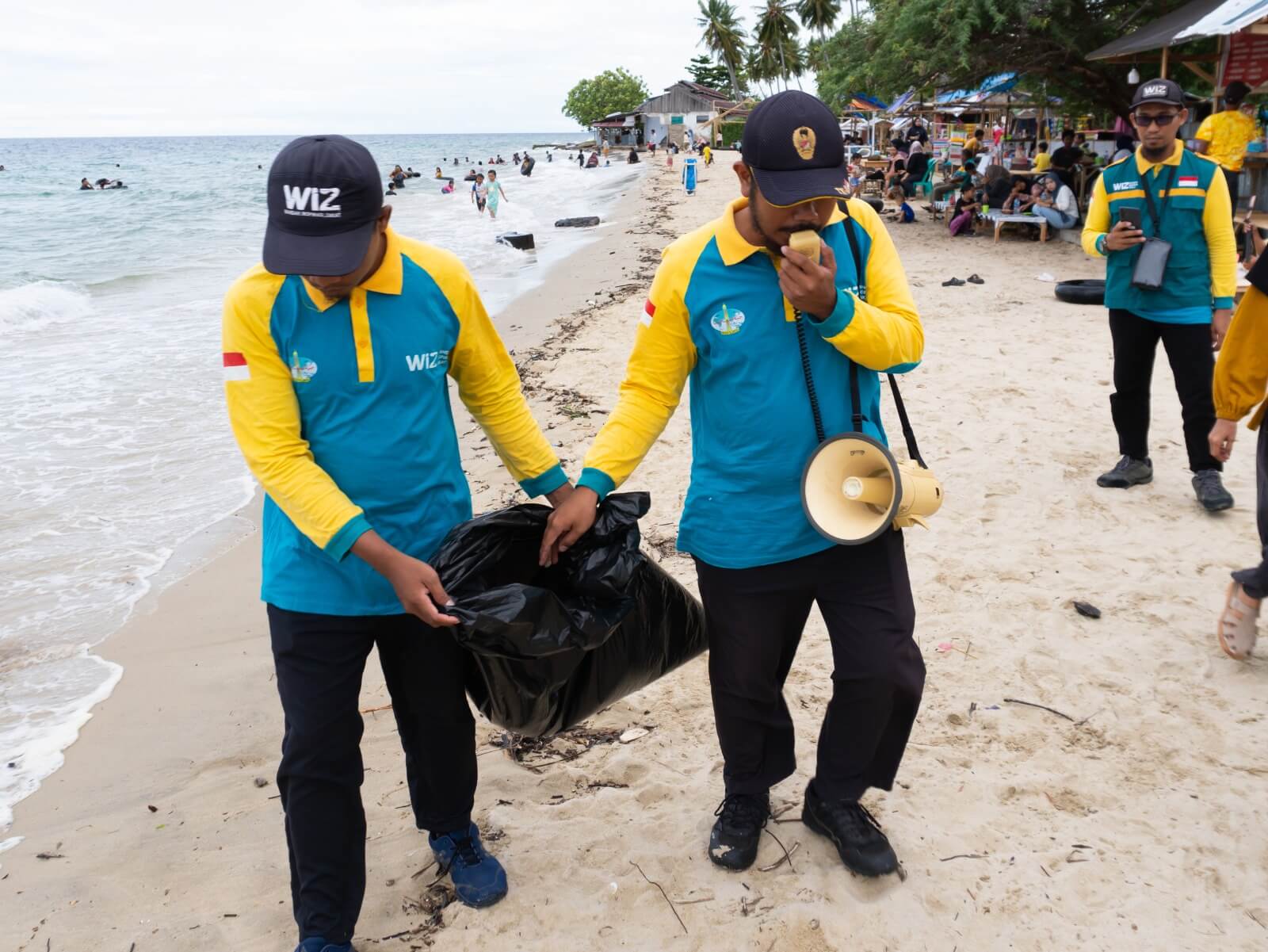 Aksi Nyata WIZ dan Wahdah Peduli: Gotong Royong Bersihkan Pantai Bambalemo