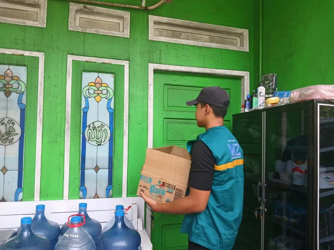 Jumat Berkah WIZ Kukar: Senyum Bahagia Warga Sukarame Mendapat Makanan Siap Saji
