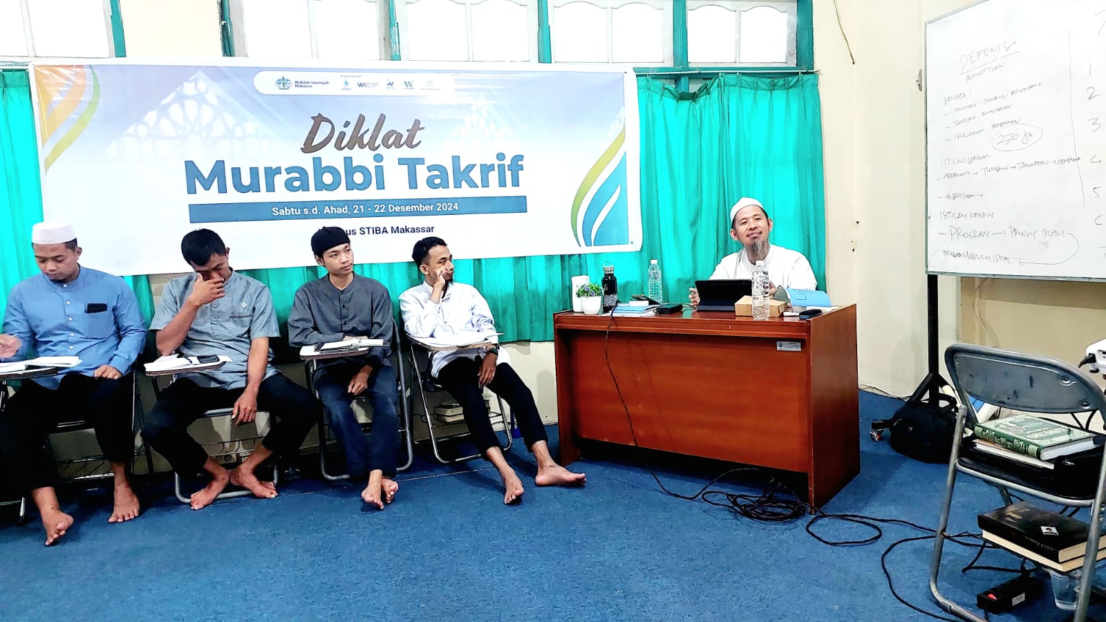 Meski Banjir Menerjang, Guru Ngaji Ini Tetap Berdakwah Di Sela-Sela Pengungsian