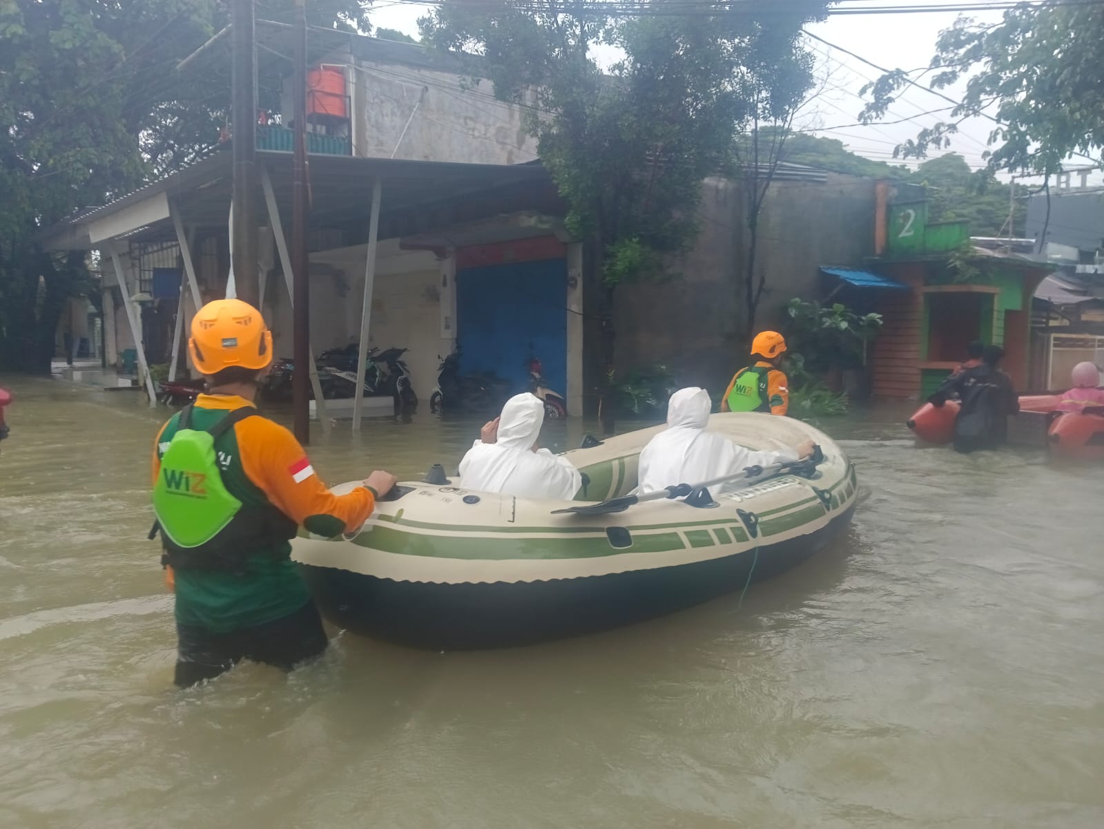Relawan Angkut Tim Medis Untuk Obati  Ibu Hamil Dan Balita Di Biringkanaya
