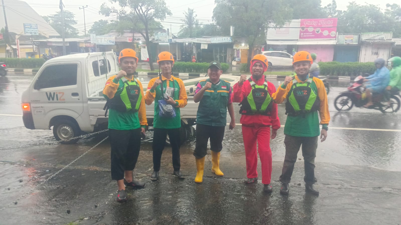 Relawan Wahdah Peduli dan Wahdah Inspirasi Zakat Turun ke Titik Banjir Makassar